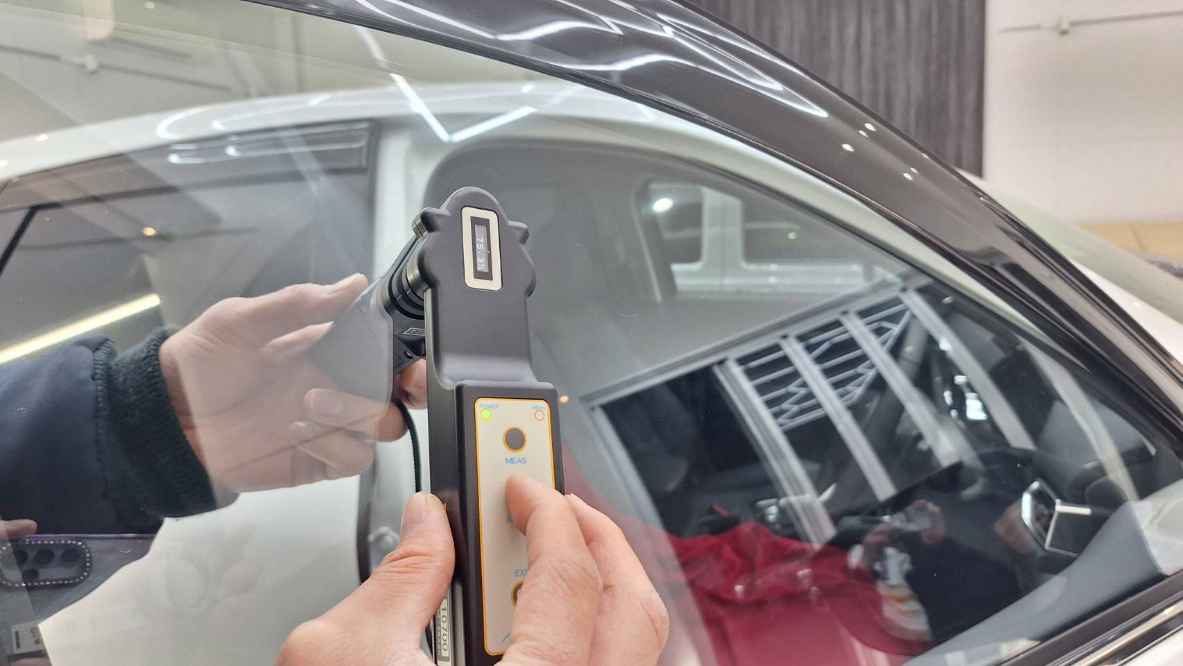 可視光線透過率測定器による合法で安全な施工