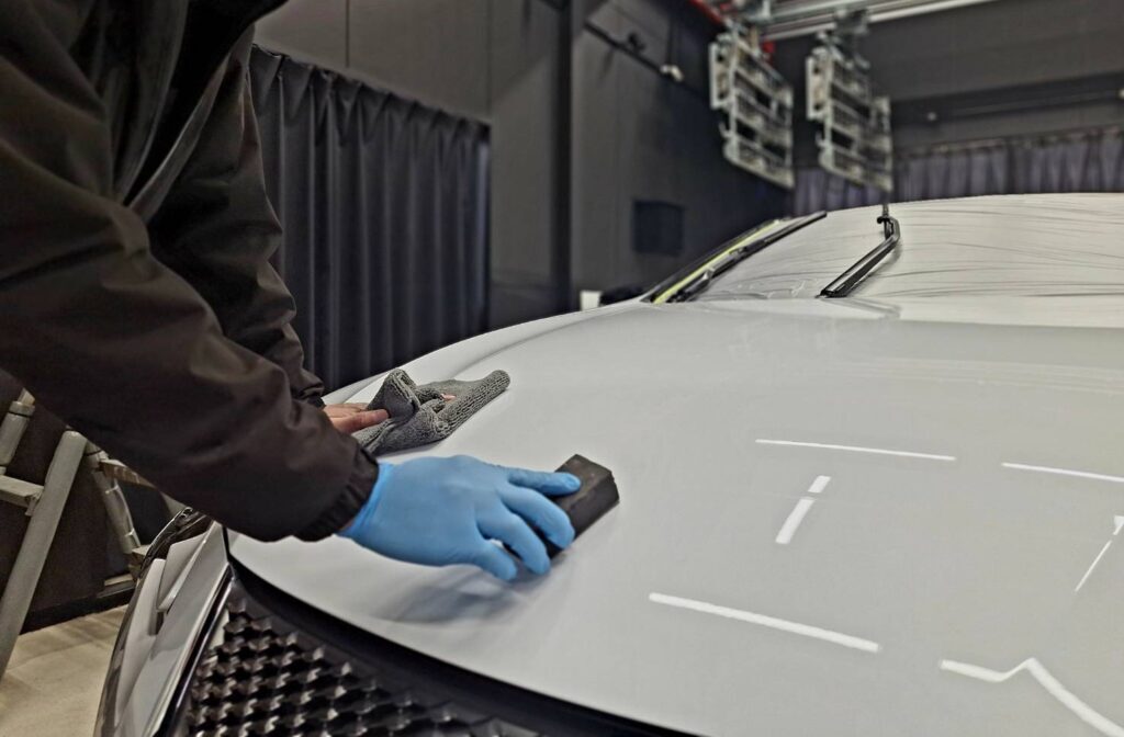 手塗でコーティングを施工している様子