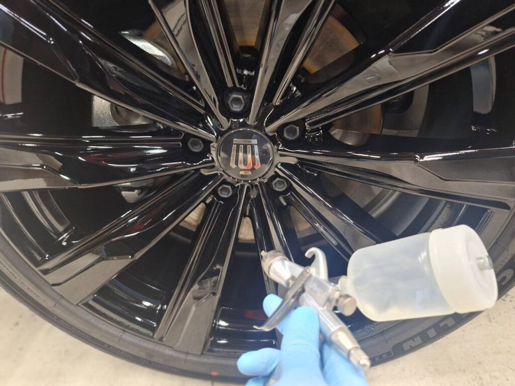 クラウンスポーツホイールにガンスプレーで施工している様子