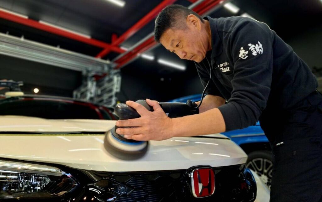 - 四国エリア最大級のガラスコーティング専門店 カーケアグランツ カーコーティング専門店・カーケアグランツの強みとこだわりについて解説するイメージ