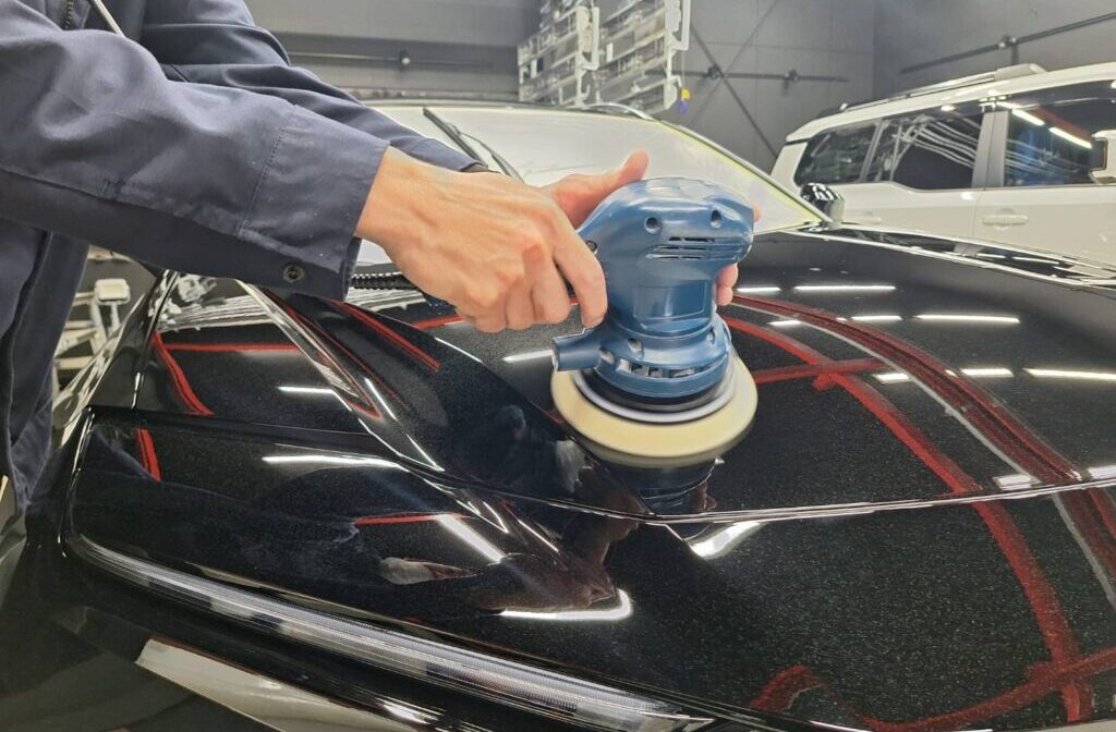 新車にコーティングはしない方がいいという声がある理由について解説するイメージ