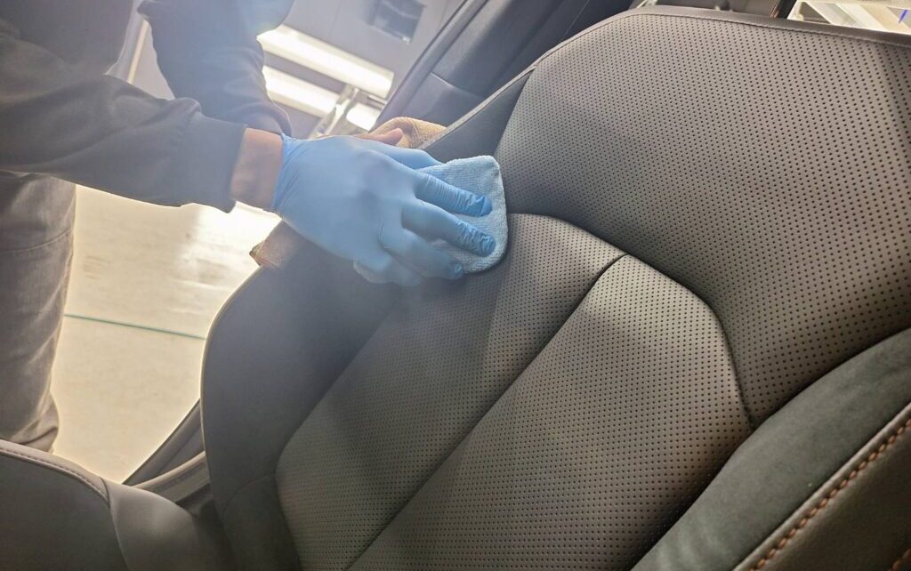 車のシートコーティングに関するよくある質問に答えていくイメージ