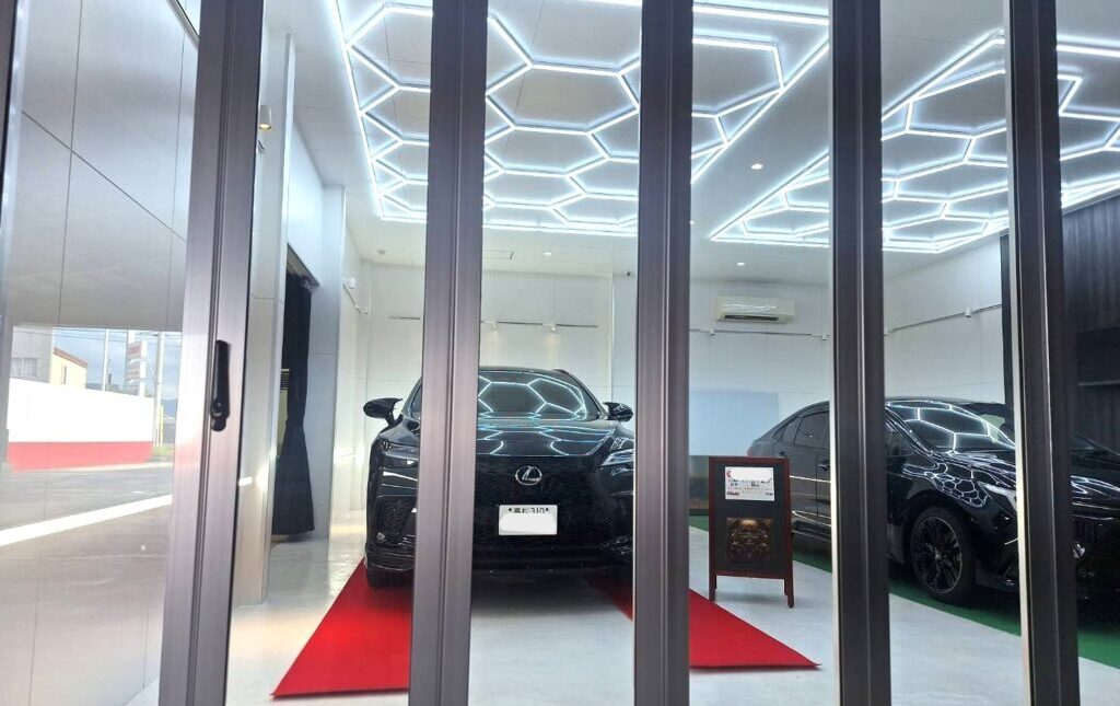 新車コーティングで後悔しないために優良店を見つけるポイントについて解説するイメージ