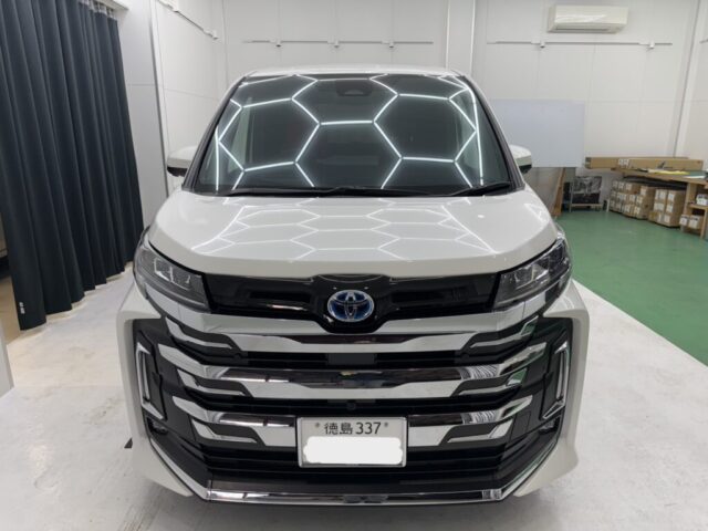トヨタノアにフロントガラス、運転席、助手席、小窓への遮熱透明フィルムWINCOS IR-90HD施工。