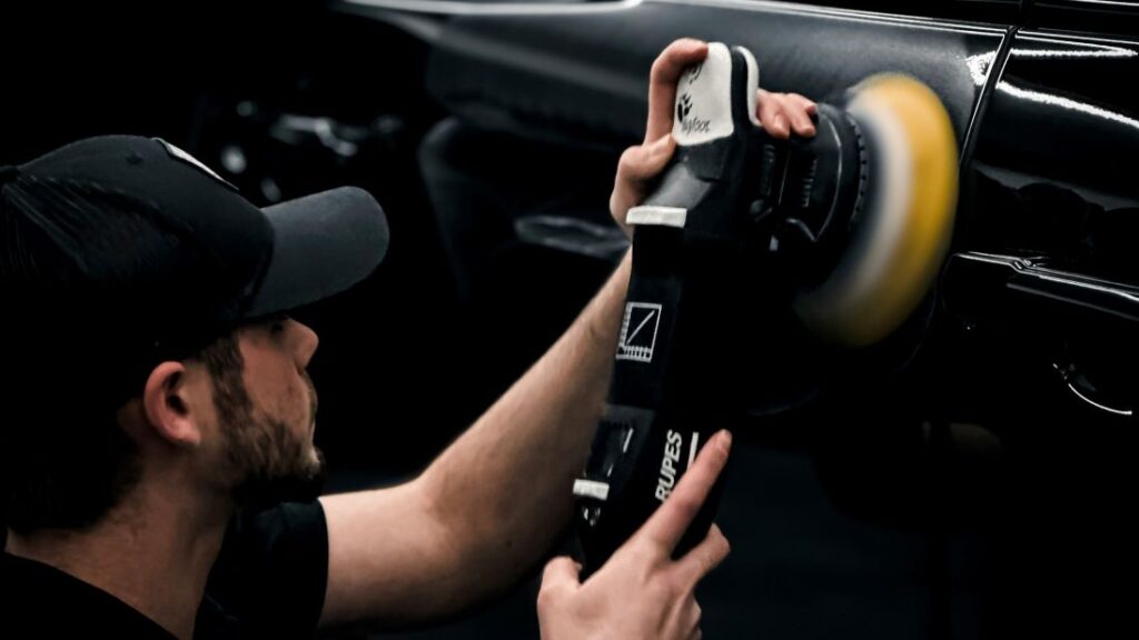 ボディを磨いている様子