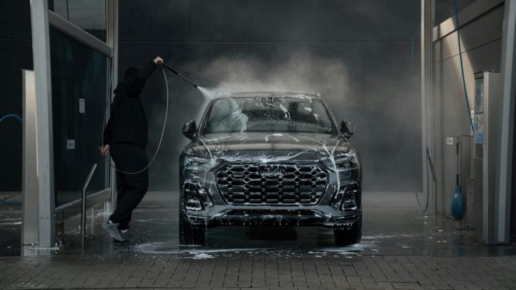 コイン洗車場で洗車する様子