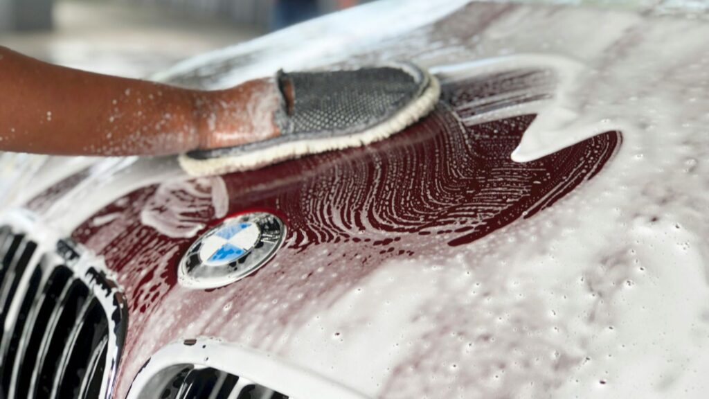 優しくボンネットを洗浄する様子