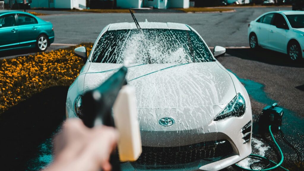 ボディ全体にシャンプーを掛けている様子