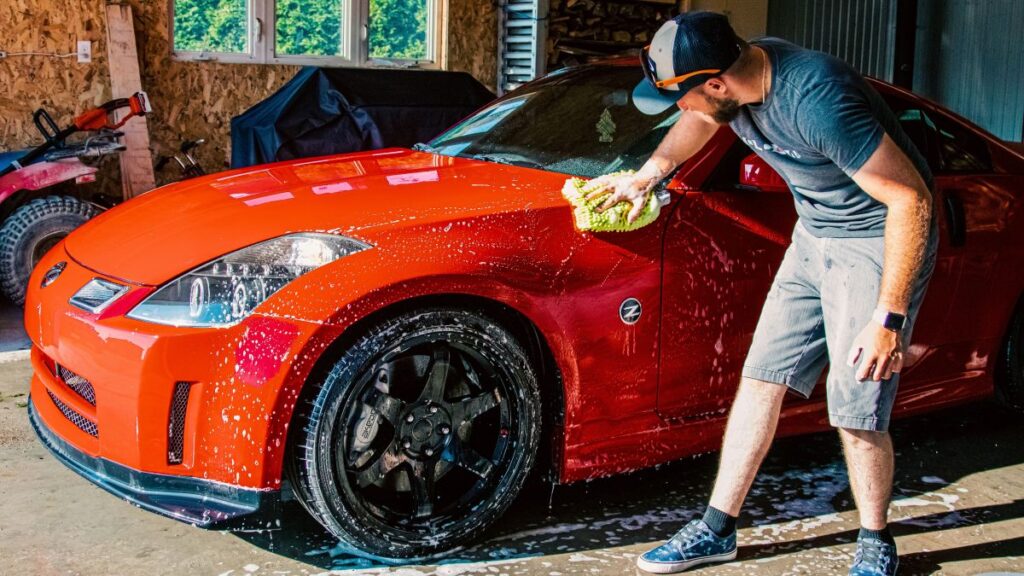 自宅ガレージで洗車する様子