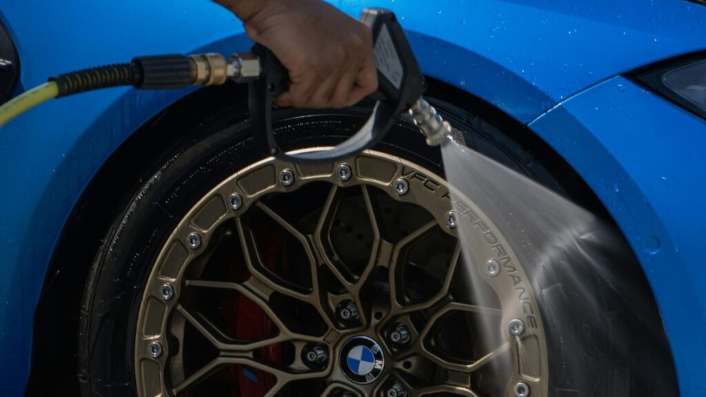 ホイールを高圧洗浄機で洗っている様子