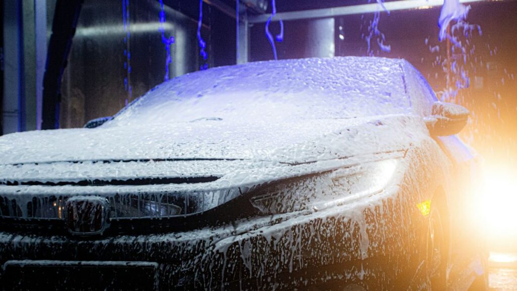 自動洗車機で洗車する様子